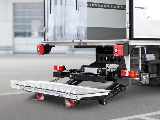 Popravak hidraulike na rampama kamiona